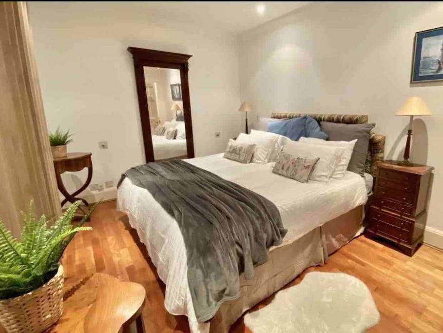 Spacious Flat In The Most Desirable Area Of Londra Esterno foto