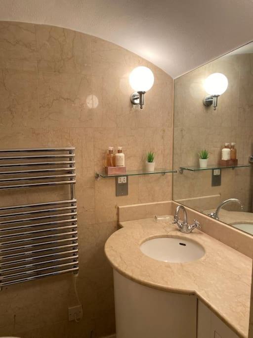 Spacious Flat In The Most Desirable Area Of Londra Esterno foto