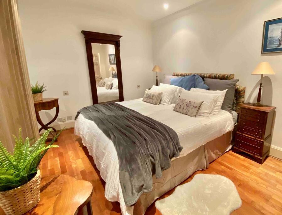 Spacious Flat In The Most Desirable Area Of Londra Esterno foto